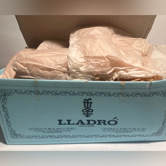 LLADRO Spring Breeze 4936 Lady Girl with Hat Retired Figurine w/ Original Box - Picture 8 of 8